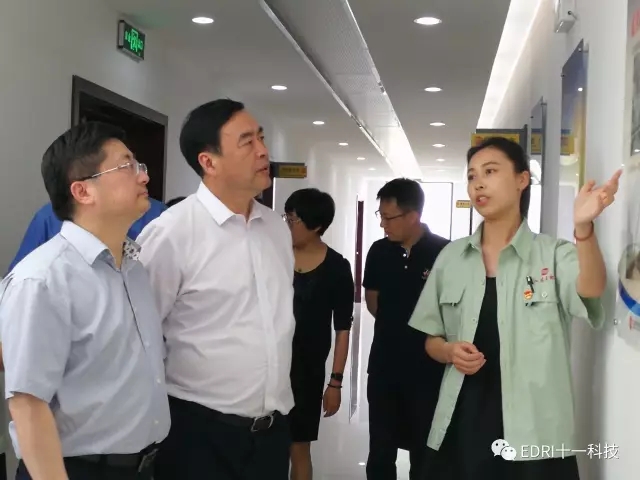 1496428552939257.jpg 7-趙振元、孫鴻偉及會議代表參觀江蘇太極文化墻.jpg