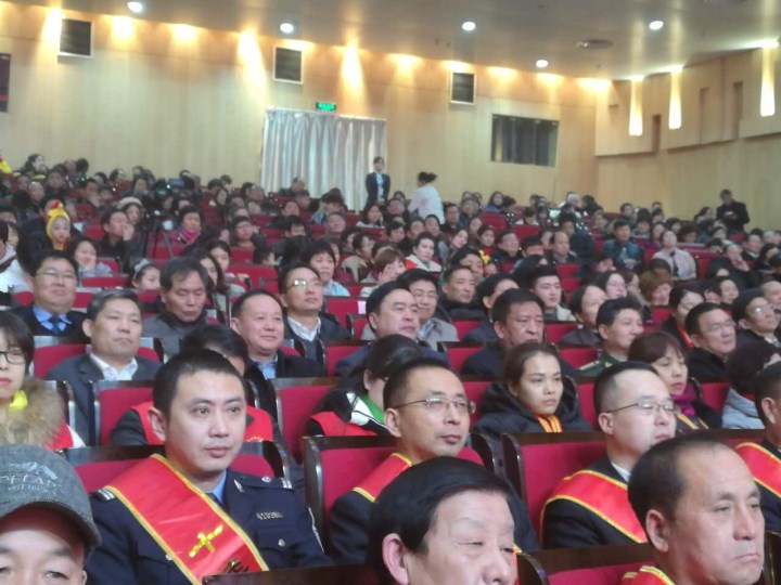 1496474151137001.jpg 2-趙振元同志與袁三軍市委書記、市人大主任李明楨、市政協(xié)主席談得勝、駐鞏義部隊首長等一起觀看晚會.jpg