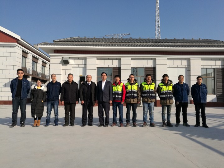 1496474443589662.jpg 12-趙振元同志和現(xiàn)場工地的同志們親切合影.jpg