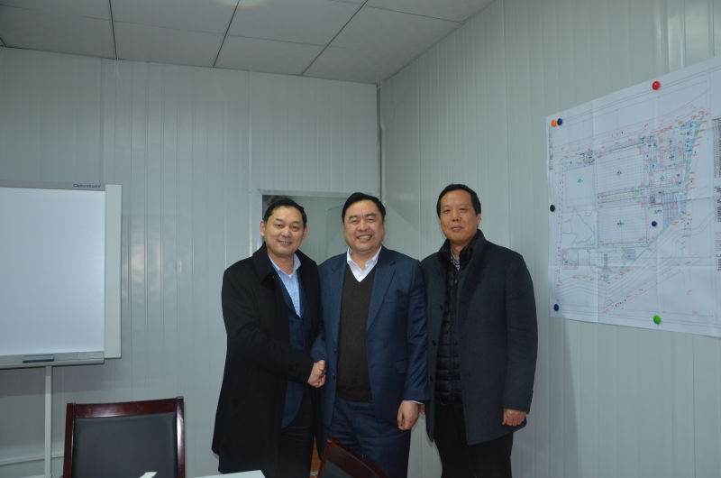 1496476466156657.jpg 3-趙振元、何平與項(xiàng)目指揮長(zhǎng)孫學(xué)軍同志親切合影.jpg