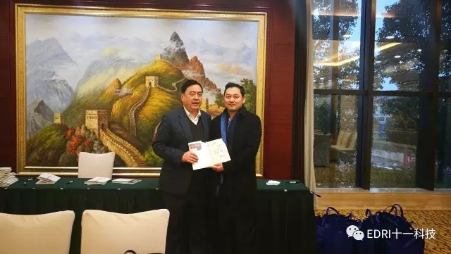 1496476555832209.jpg 7-趙振元同志向?qū)O學(xué)軍指揮長(zhǎng)贈(zèng)書(shū).webp.jpg