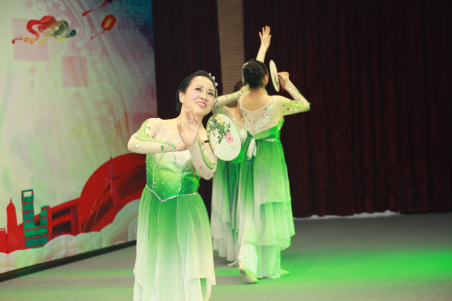 1496483207411932.jpg 4-張小平、楊芳、徐藝蕓、趙婧婷、唐永霞聯(lián)袂表演團(tuán)扇舞《茉莉花》.jpg