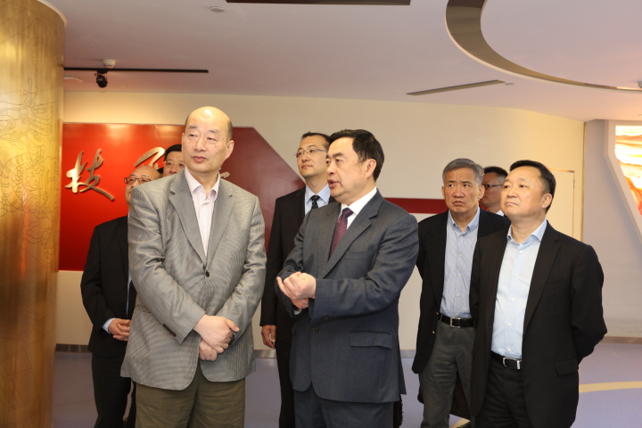 1496508348747018.jpg 3-趙振元董事長(zhǎng)向傅文彪董事長(zhǎng)介紹十一科技院史館.jpg