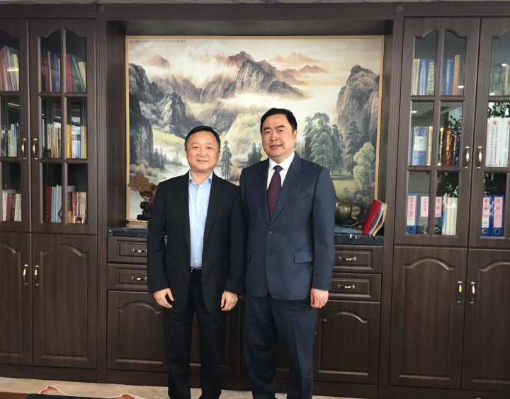 1496508399861832.jpg 6-趙振元董事長(zhǎng)與卞家駿總裁在趙振元同志的辦公室親切合影.jpg