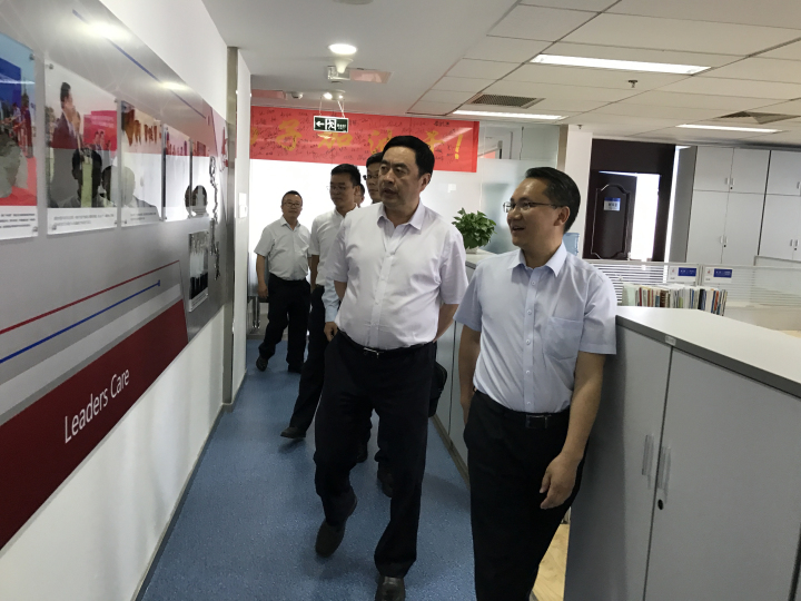 1496513391262648.jpg 11-趙院長同志參觀天津分院辦公室,并親切看望分院的同志們.jpg